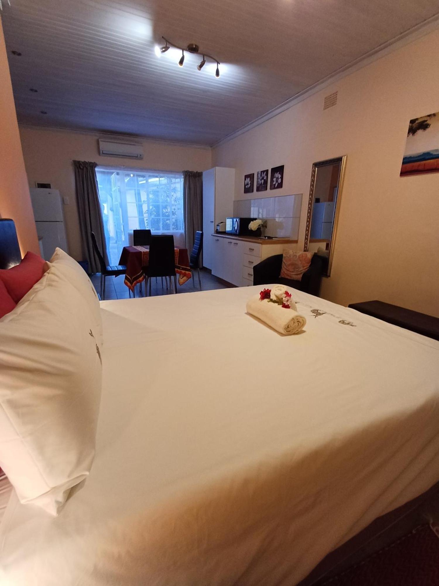 Capbon Guesthouse Уиндхоек Екстериор снимка