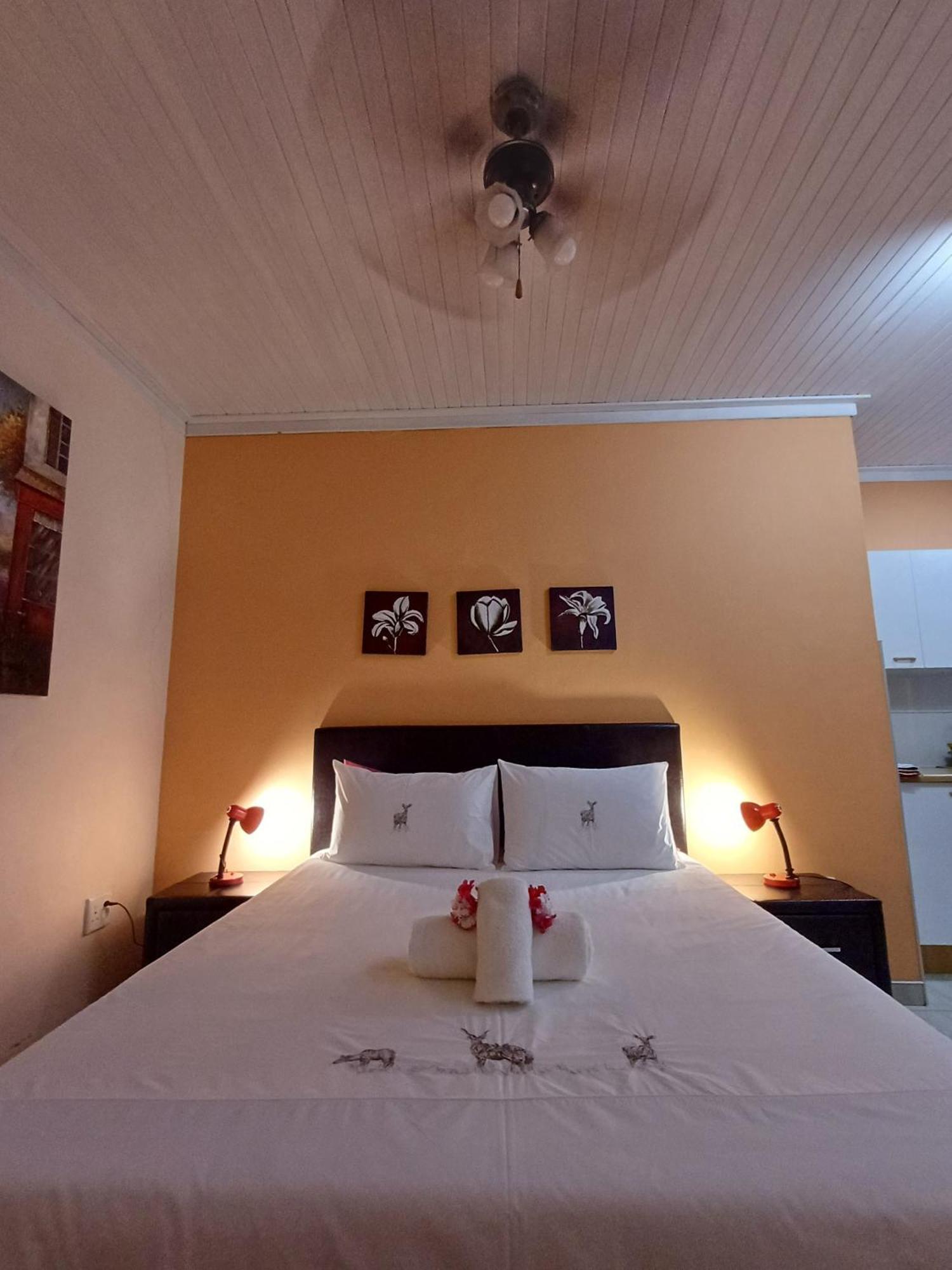 Capbon Guesthouse Уиндхоек Екстериор снимка