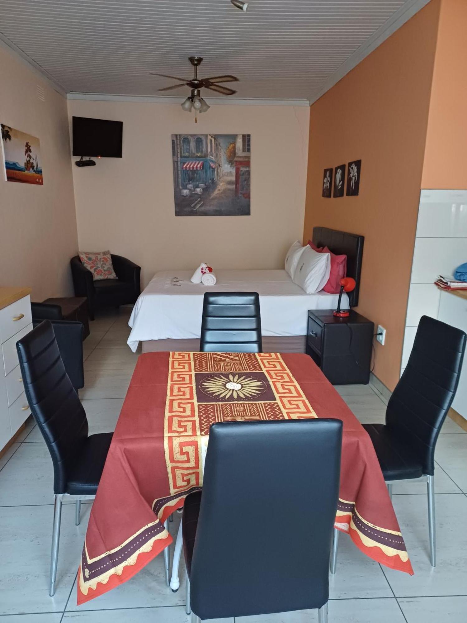 Capbon Guesthouse Уиндхоек Екстериор снимка