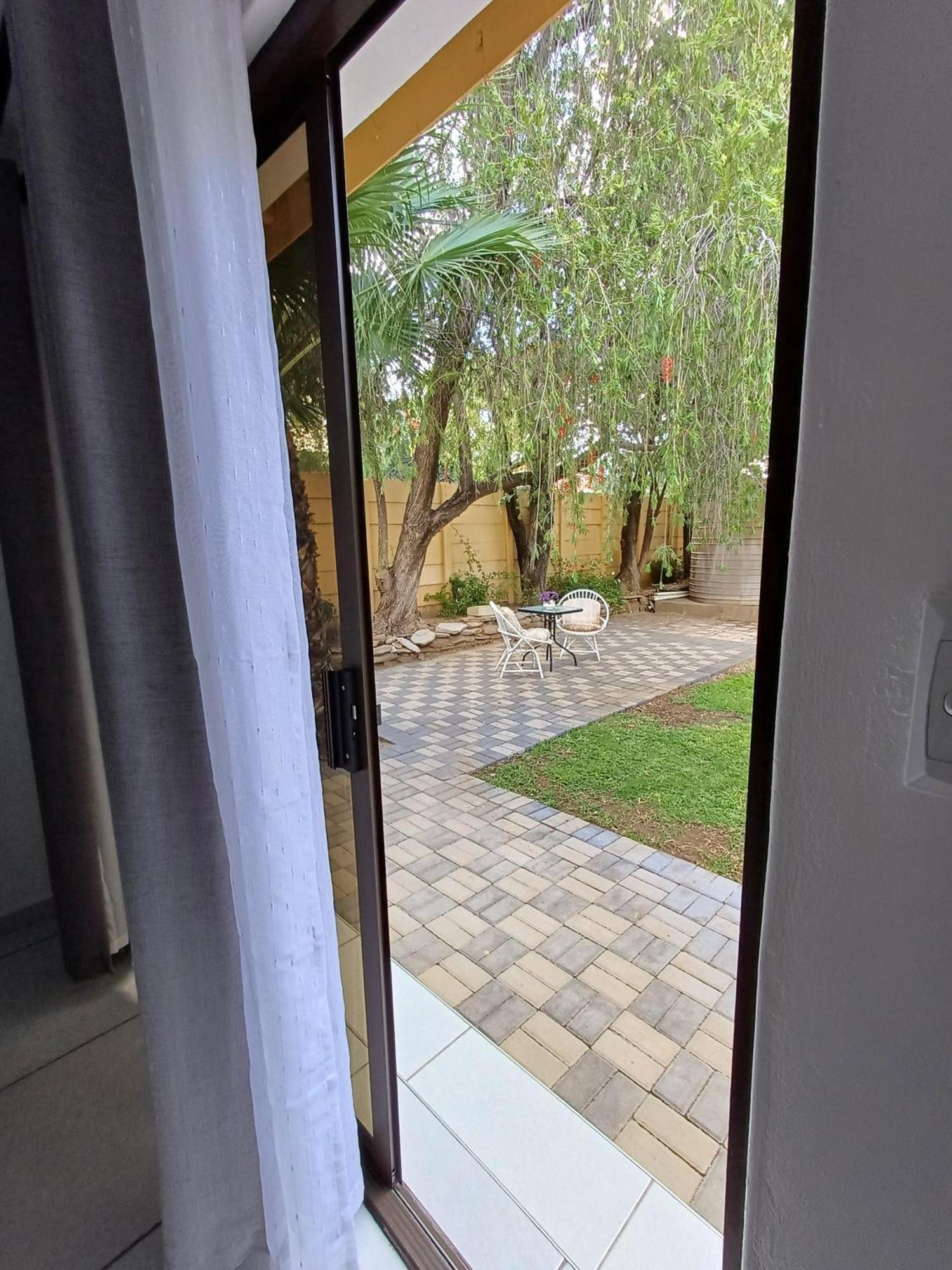 Capbon Guesthouse Уиндхоек Екстериор снимка