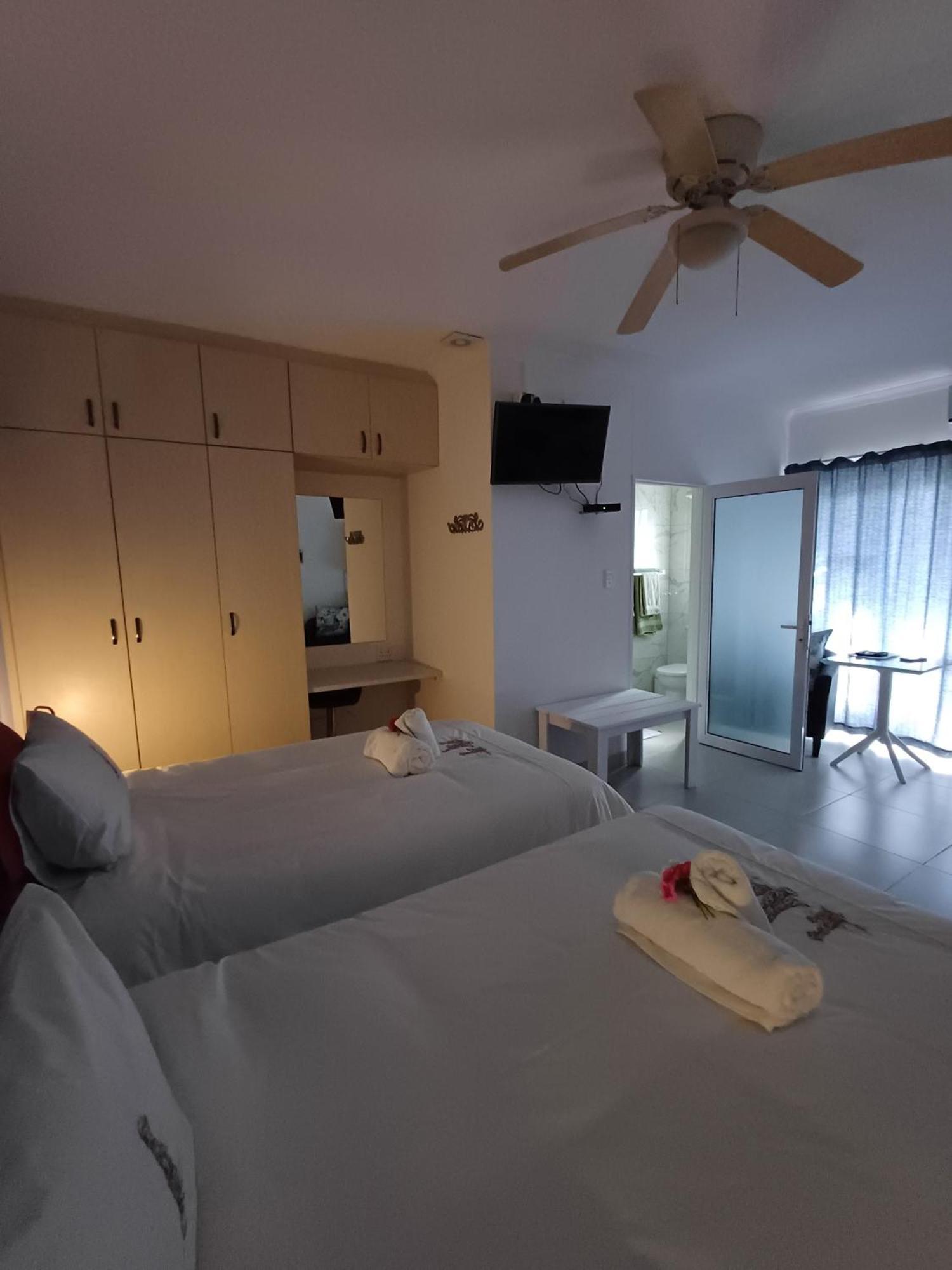 Capbon Guesthouse Уиндхоек Екстериор снимка