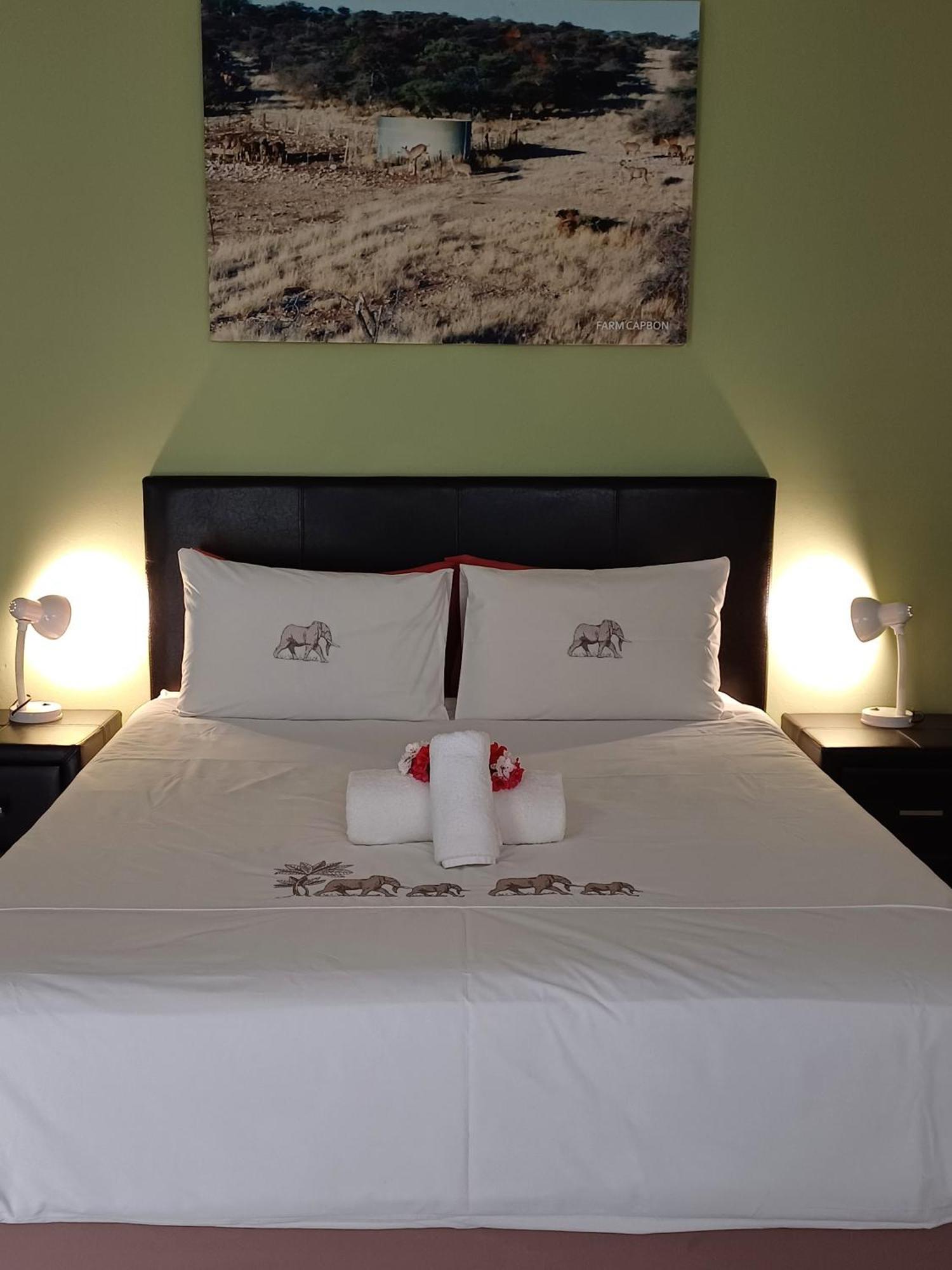 Capbon Guesthouse Уиндхоек Екстериор снимка