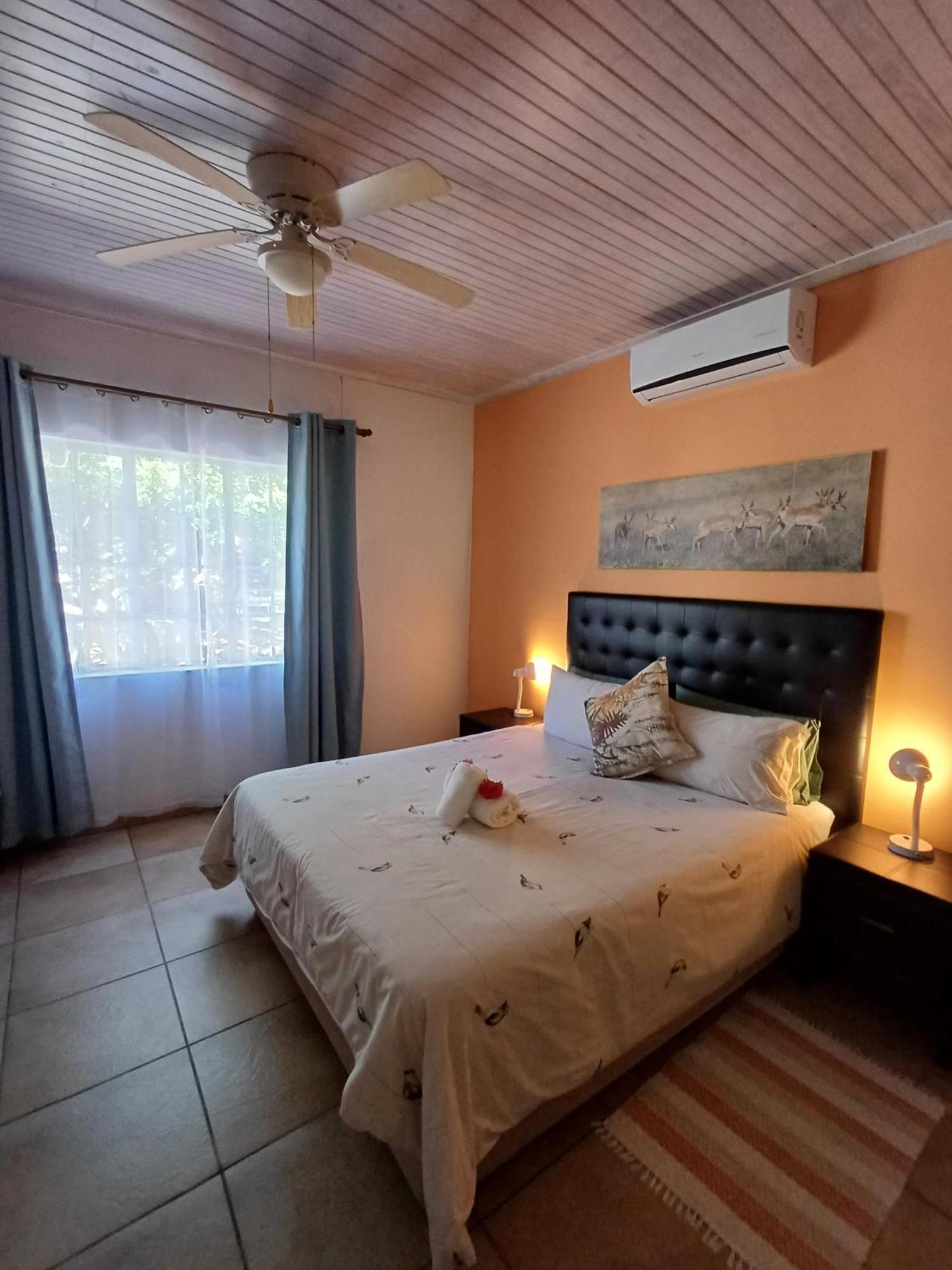 Capbon Guesthouse Уиндхоек Екстериор снимка