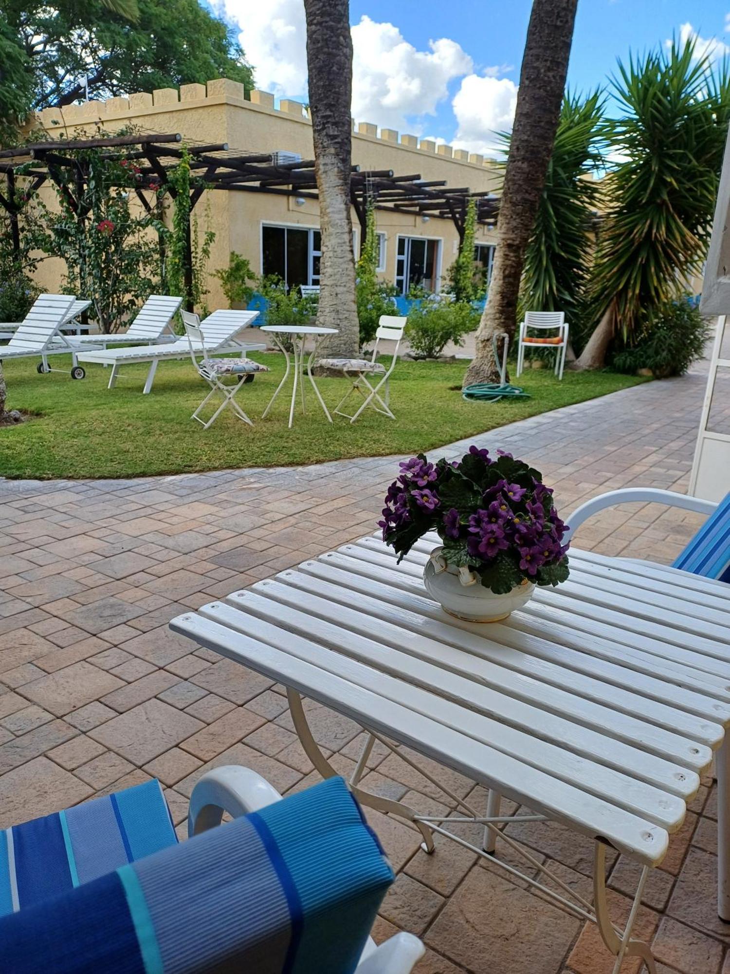 Capbon Guesthouse Уиндхоек Екстериор снимка